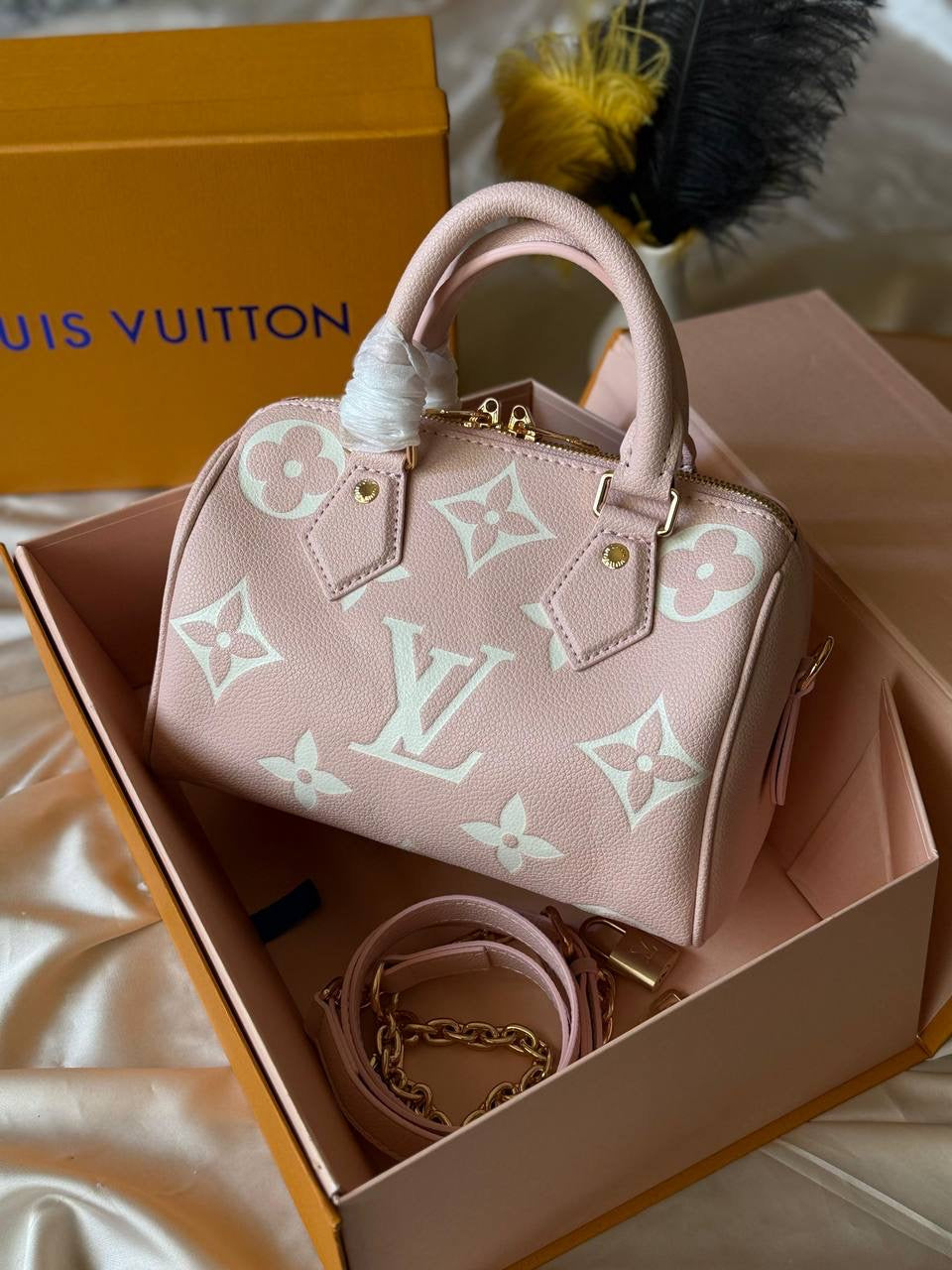 LV
20cm
350 dhs🇦🇪
Top quality 
With box🎁
Zain167
♥️♥️♥️