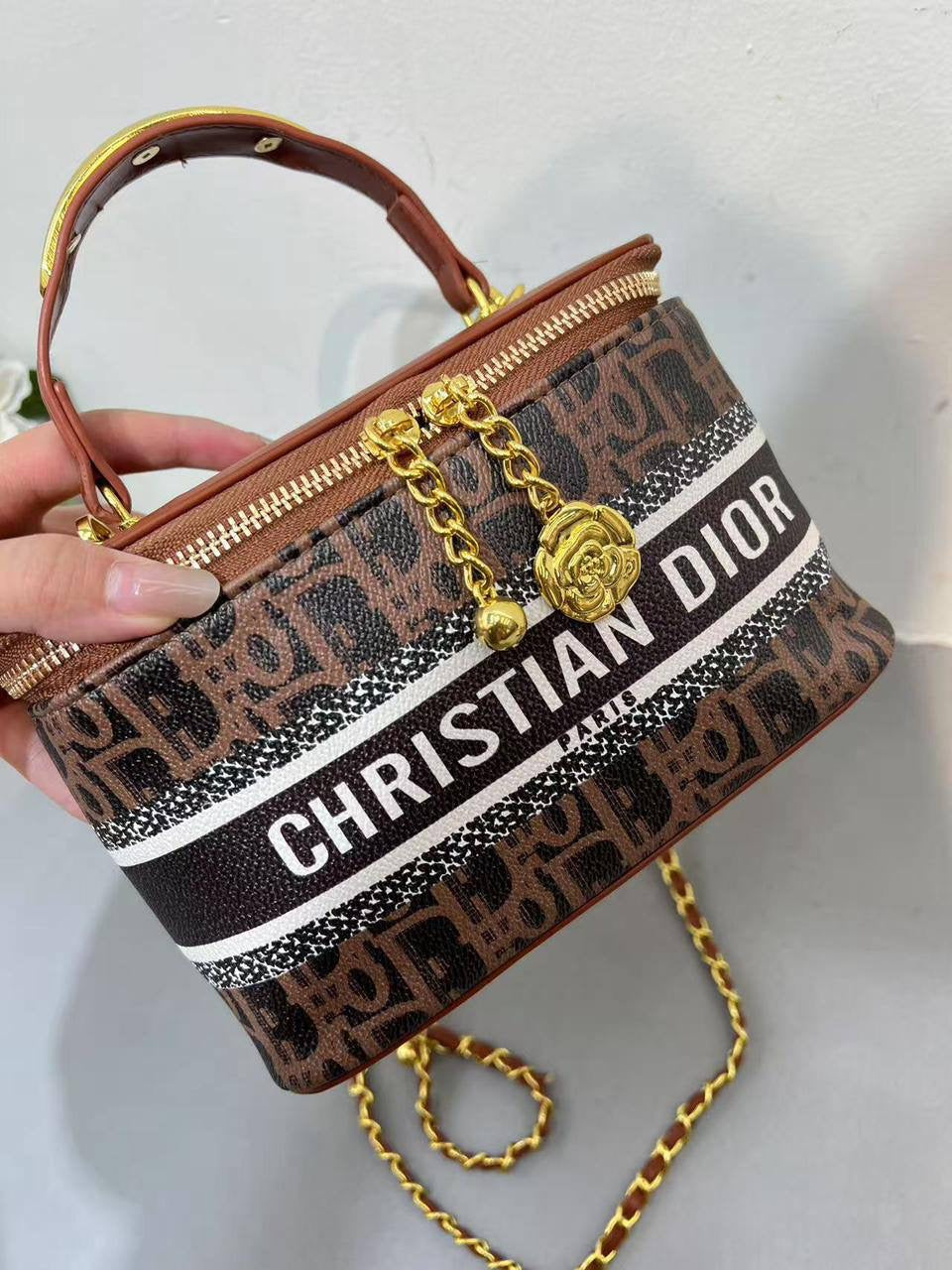 CHRISTIAN DIOR
ᴠᴀɴɪᴛʏ ᴛᴏᴘ ʜᴀɴᴅʙᴀɢ
sʟɪɴɢ ᴄʜᴀɪɴ ʙᴀɢs
sɪᴢᴇ : 20 cm
60 dhs🇦🇪
Zain31
♥️♥️♥️