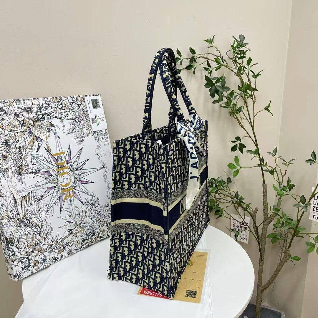Dior
42*35*15.5cm
With start and scarf 
With box 
🎁🎁🎁
120  dhs🇦🇪
Zain17
♥️♥️♥️