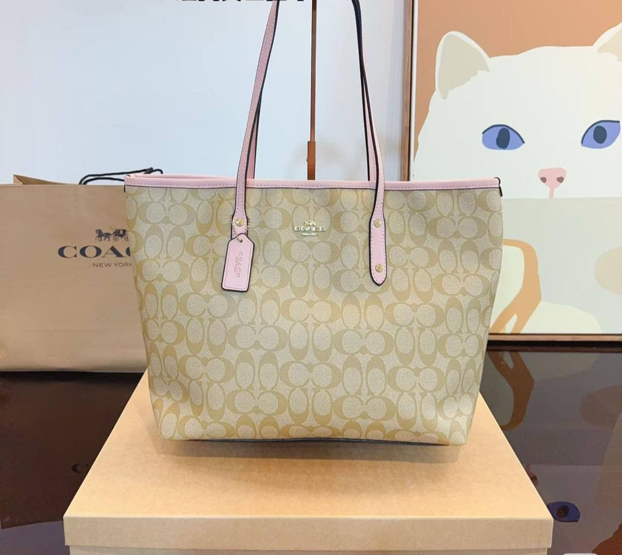 Coach Tote
Size : 33 * 27 cm
100 dhs🇦🇪
with box 
🎁🎁🎁
Zain115
♥️♥️♥️