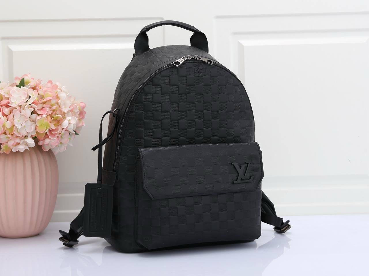 LV BACK PACK 
GOOD QUALITY 
120 dhs🇦🇪
Size 41*30*15 CM
Zain28
♥️♥️♥️