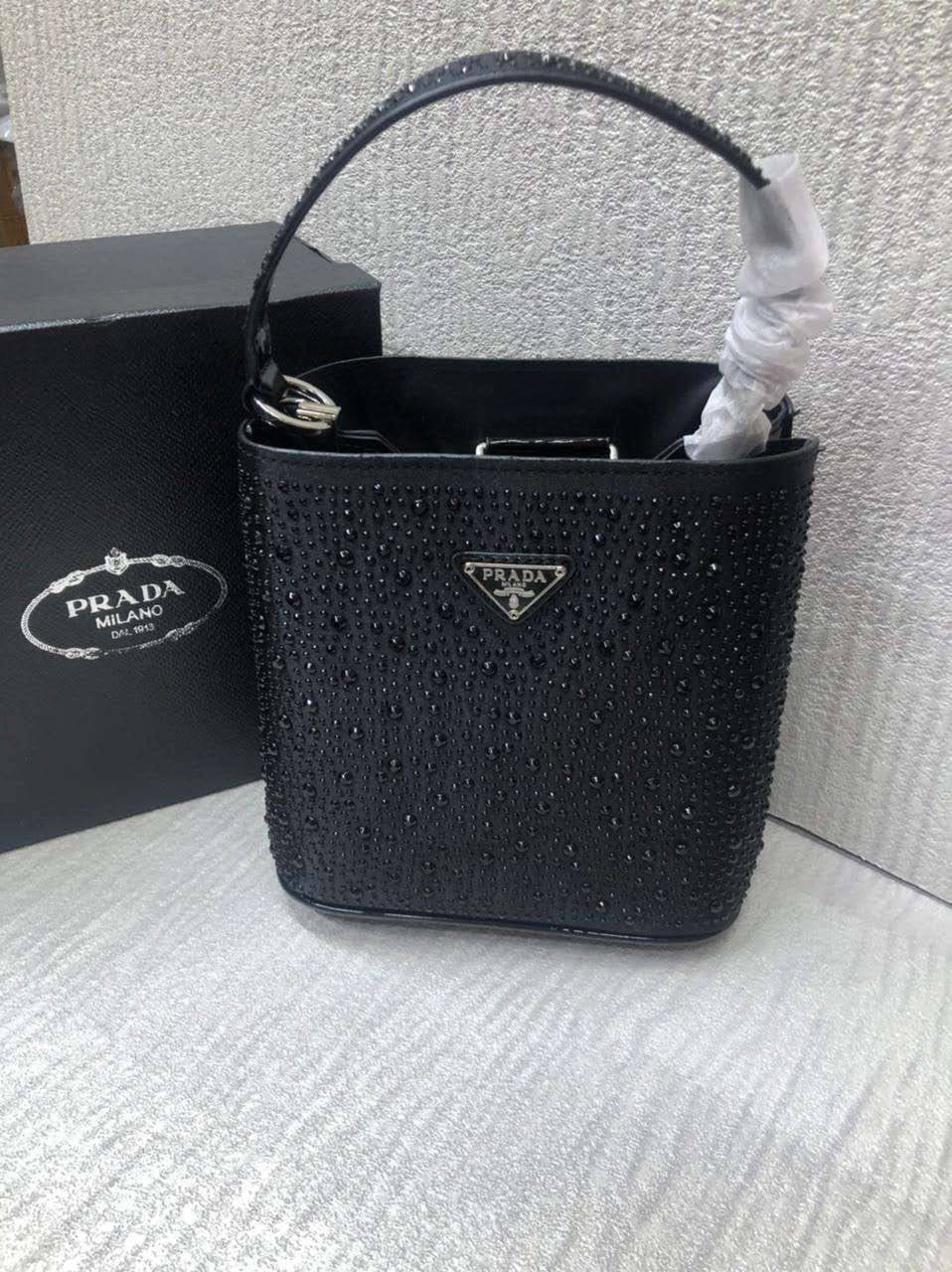 Prada 
Good Quality 
With Box 
🎁🎁🎁
105 dhs🇦🇪
Zain250
♥️♥️♥️