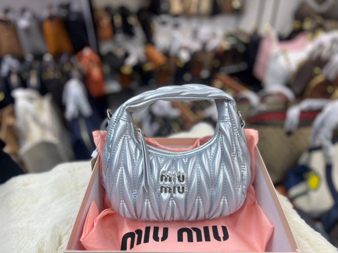 Miu Miu
With box 
🎁🎁🎁
95 dhs🇦🇪
Zain93
♥️♥️♥️