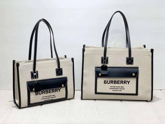 BURBERRY 
BIG SIZE 120 dhs🇦🇪
SMALL SIZE 110 dhs🇦🇪
Zain232
♥️♥️♥️