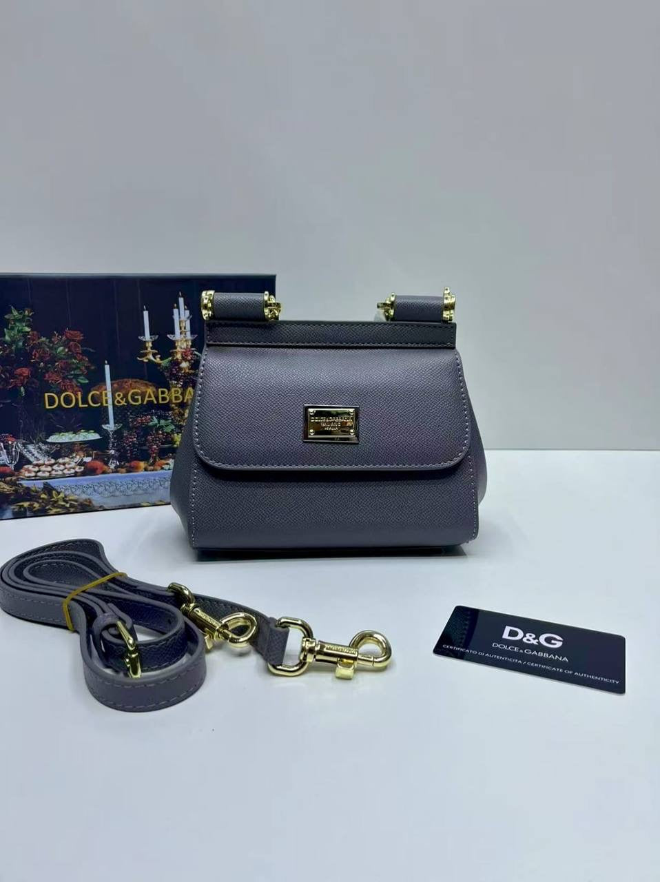 D&G
95 dhs🇦🇪
with box
🎁🎁🎁
size 18×10×16cm
Zain42
♥️♥️♥️