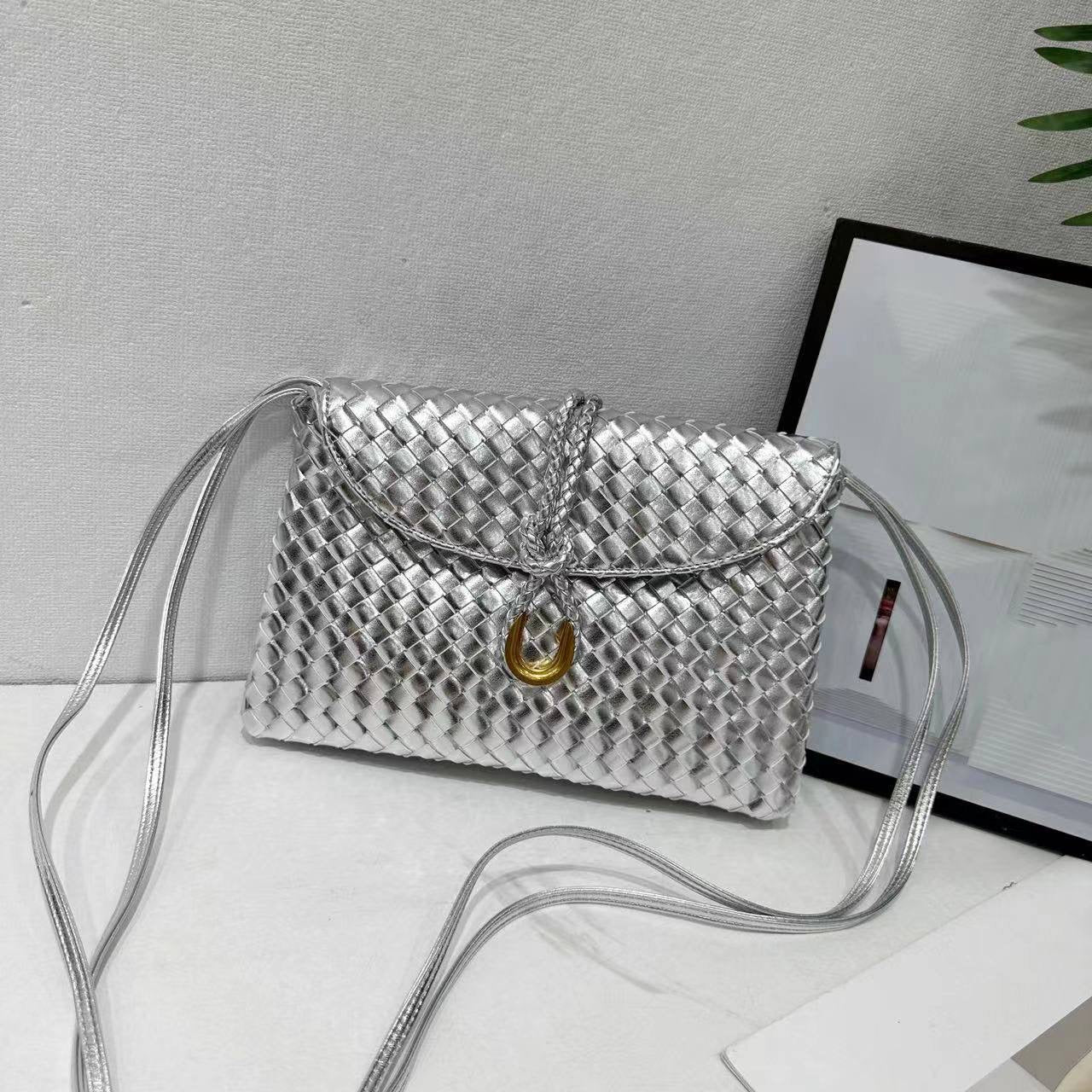 Bottega
WITH BOX 
🎁🎁🎁
95 dhs🇦🇪
Zain154
♥️♥️♥️