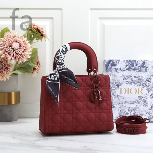 Dior
ᴍᴀᴛᴛᴇ ʟᴇᴀᴛʜᴇʀ ᴍᴀᴛᴇʀɪᴀʟ
ᴡɪᴛʜ ᴛᴡɪʟʟʏ ɪɴᴄʟᴜᴅᴇ
ᴡɪᴛʜ BOX
🎁🎁🎁
 *SIZE 24 cm 
105 dhs🇦🇪
 *SIZE 20 cm 
95 dhs🇦🇪
Zain31
♥️♥️♥️