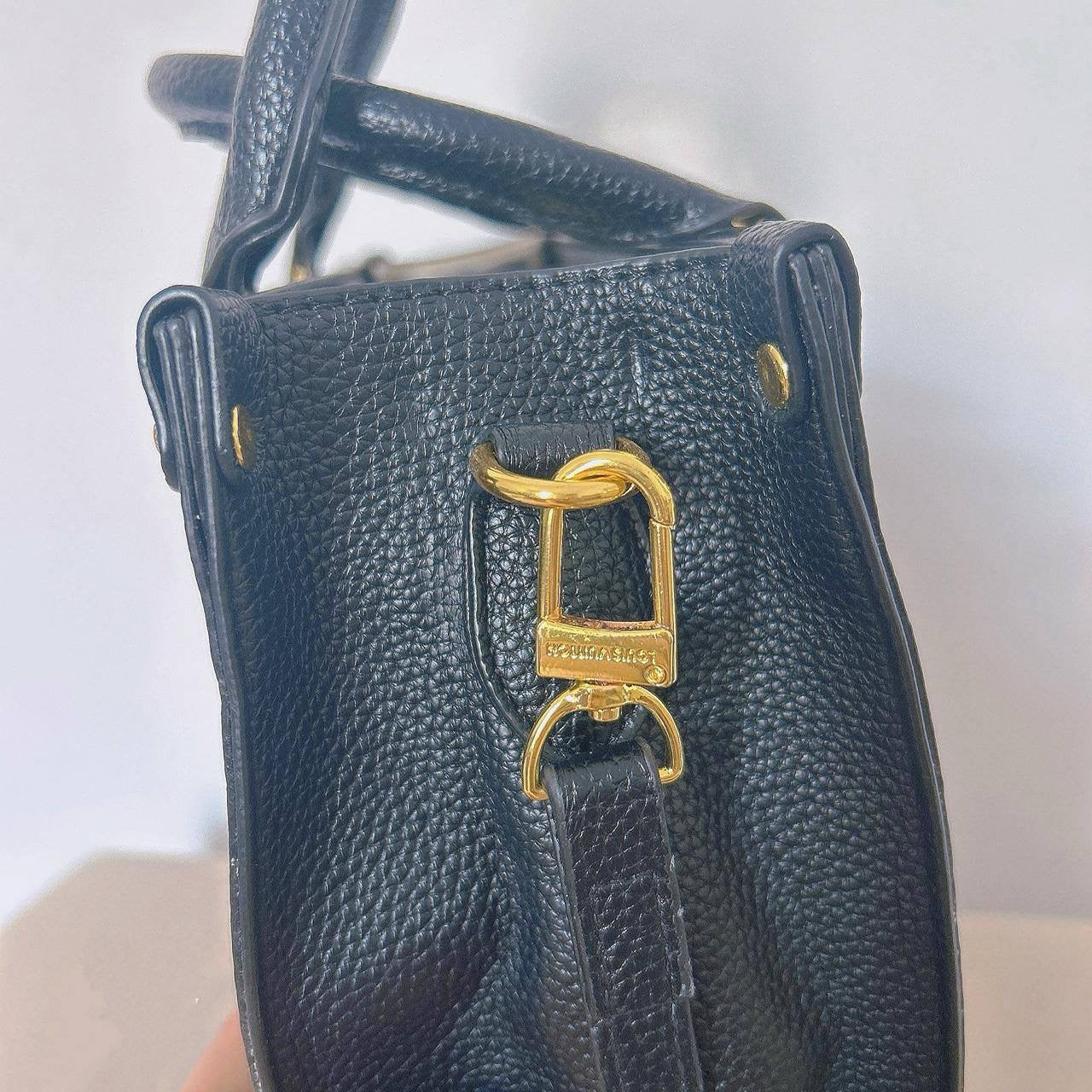 LV
25*20*10 cm
75 dhs🇦🇪
Zain17
♥️♥️♥️