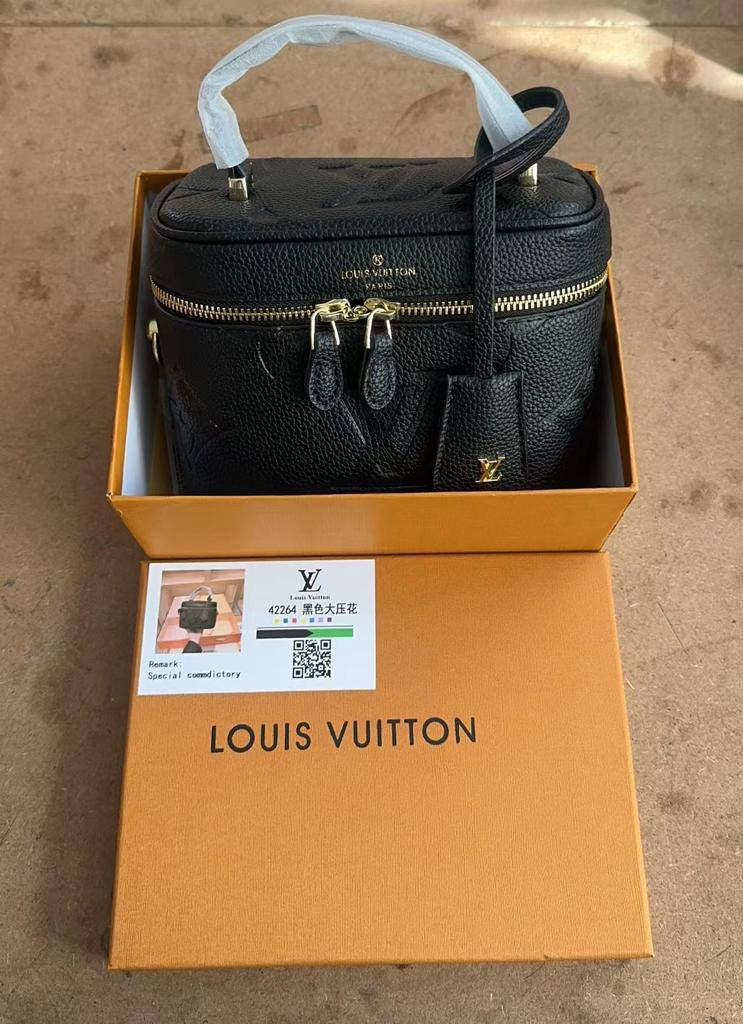 LV - Gucci
95 dhs🇦🇪
with box
🎁🎁🎁
size 18cm
Zain26
♥️♥️♥️