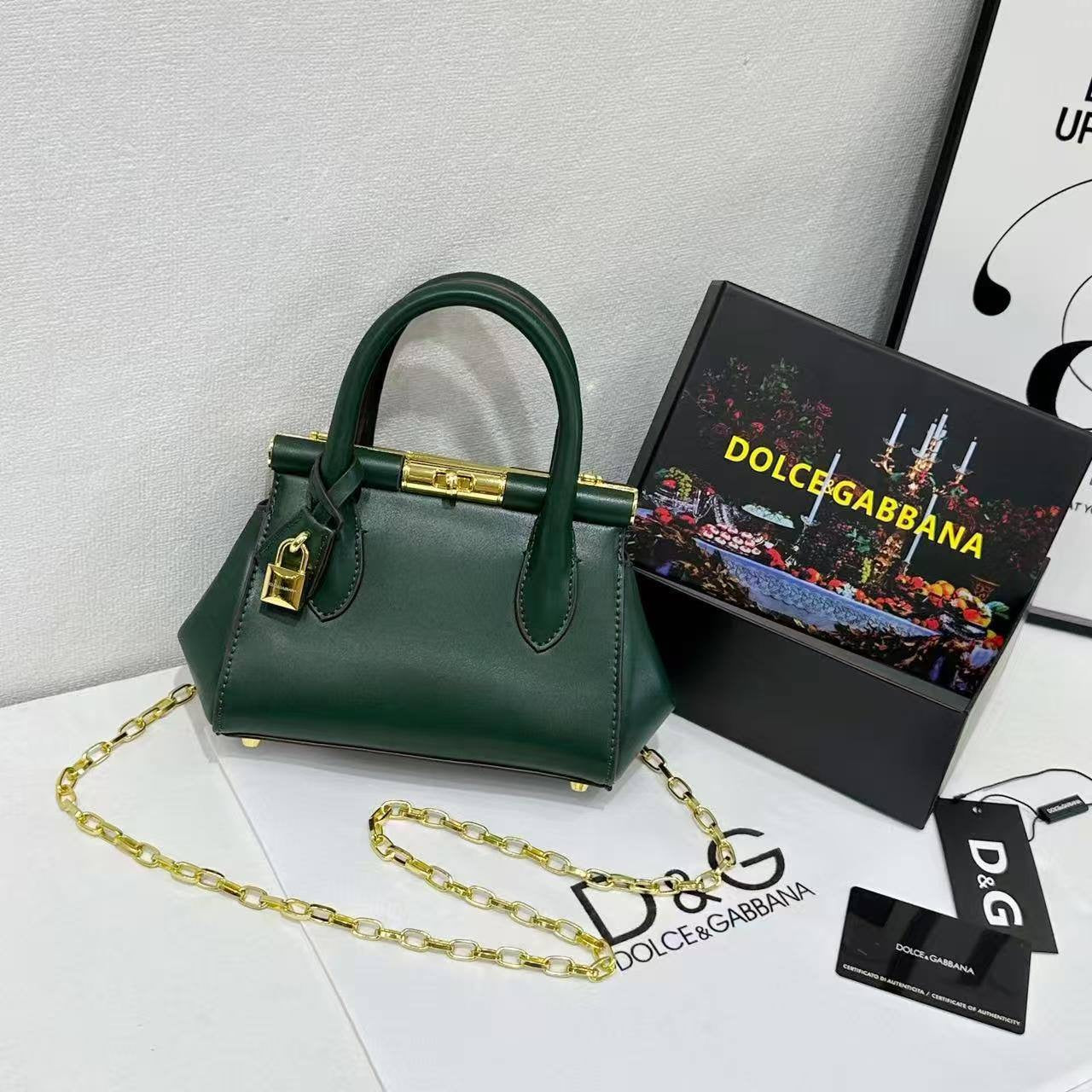 D&G
Good quality 
with box 
🎁🎁🎁
115 dhs🇦🇪
20 CM
Zain168
♥️♥️♥️