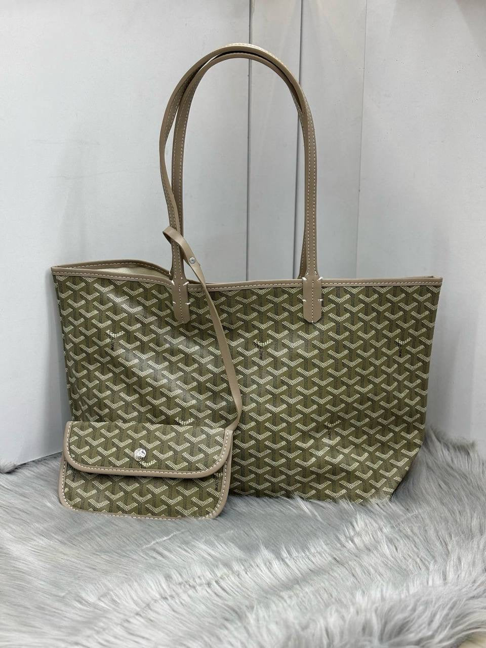 Goyard
SIZE  ……… 38cm 🌷🌷🌷
85 dhs🇦🇪
Zain51
♥️♥️♥️