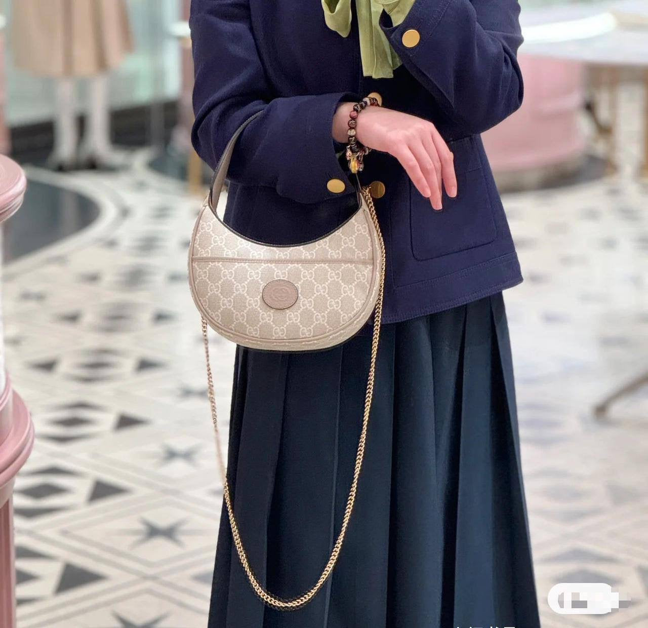 🎉 Offer 🎊 Guess / YSL / Celine / Tory Buch
Size: 27 ~ 20.5  cm
70 dhs🇦🇪
with box🎁
Zain115
♥️♥️♥️