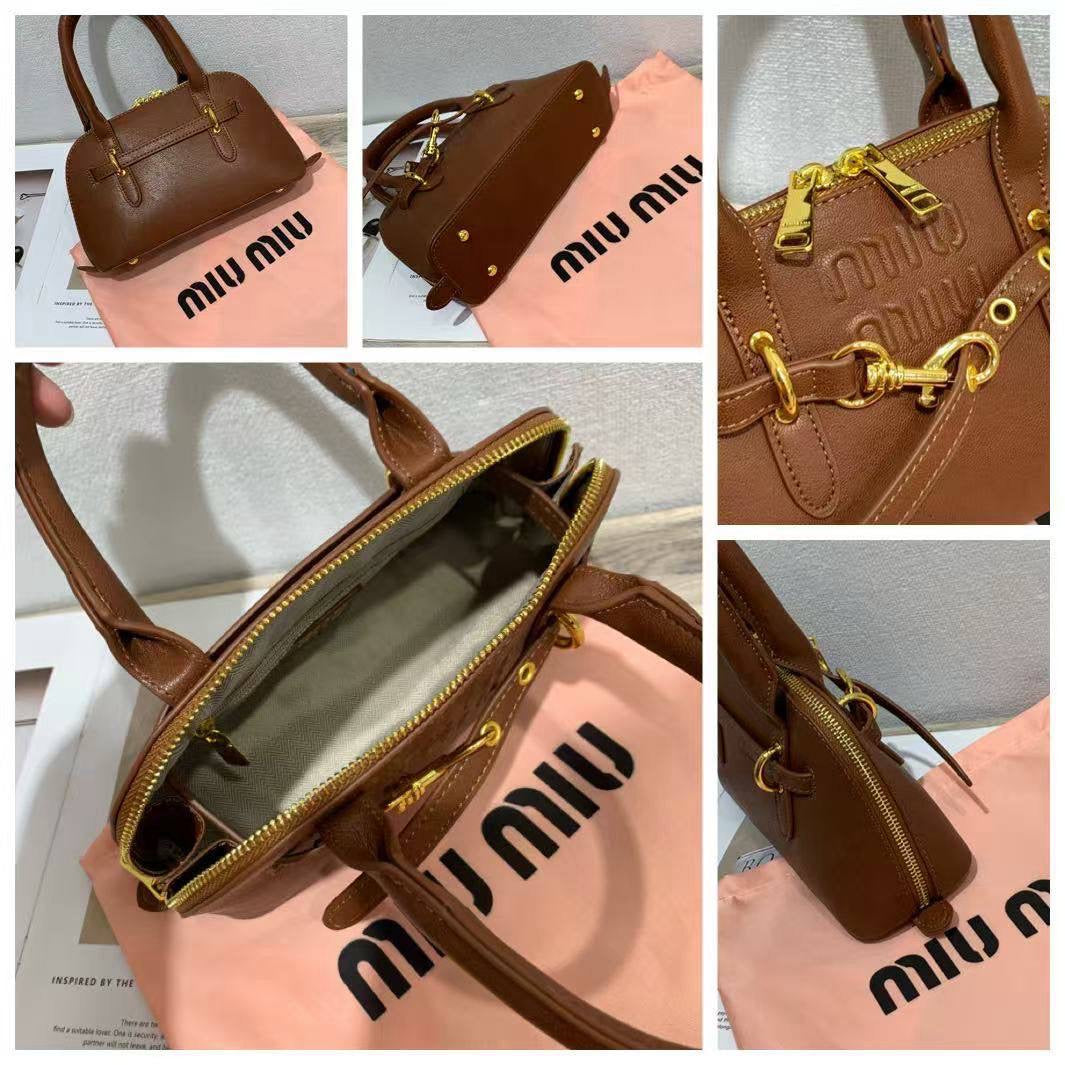 Miu Miu
90 dhs🇦🇪
Good Quality 
25 cm
Zain90
♥️♥️♥️