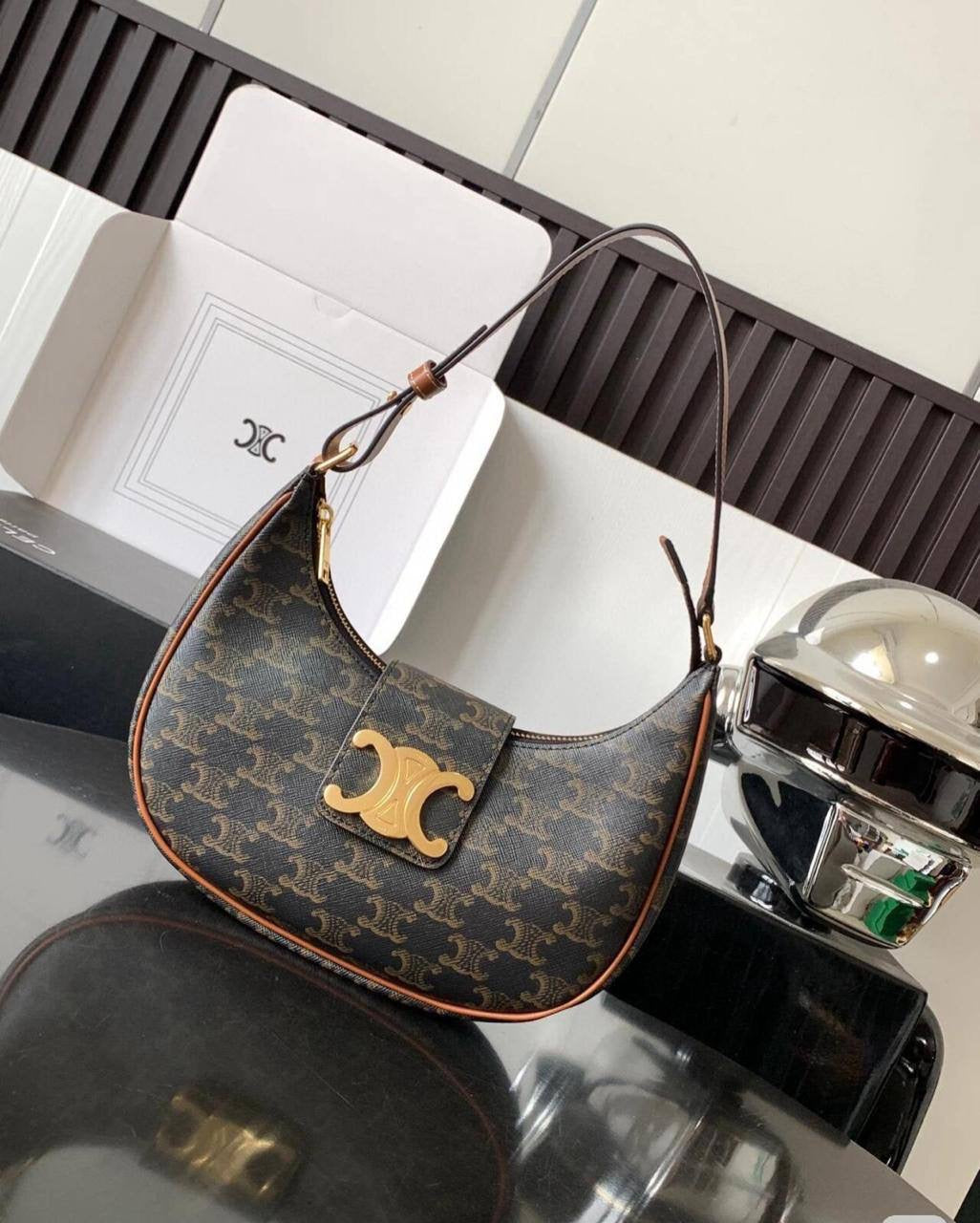 🎉 Offer 🎊 Guess / YSL / Celine / Tory Buch
Size: 27 ~ 20.5  cm
70 dhs🇦🇪
with box🎁
Zain115
♥️♥️♥️