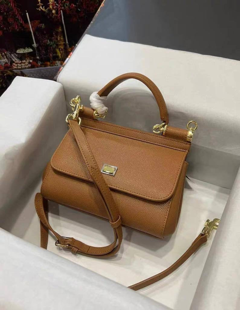 D&G
100 dhs🇦🇪
with box
🎁🎁🎁
size 20cm
Zain26
♥️♥️♥️