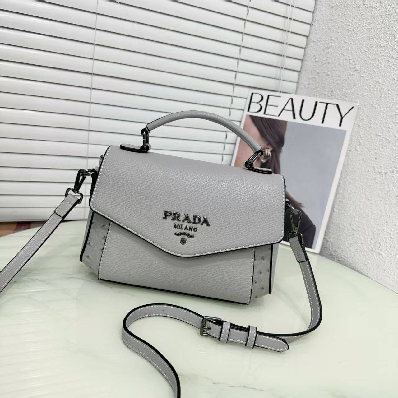 Prada 
Good Quality 
95 dhs🇦🇪
Zain250
♥️♥️♥️