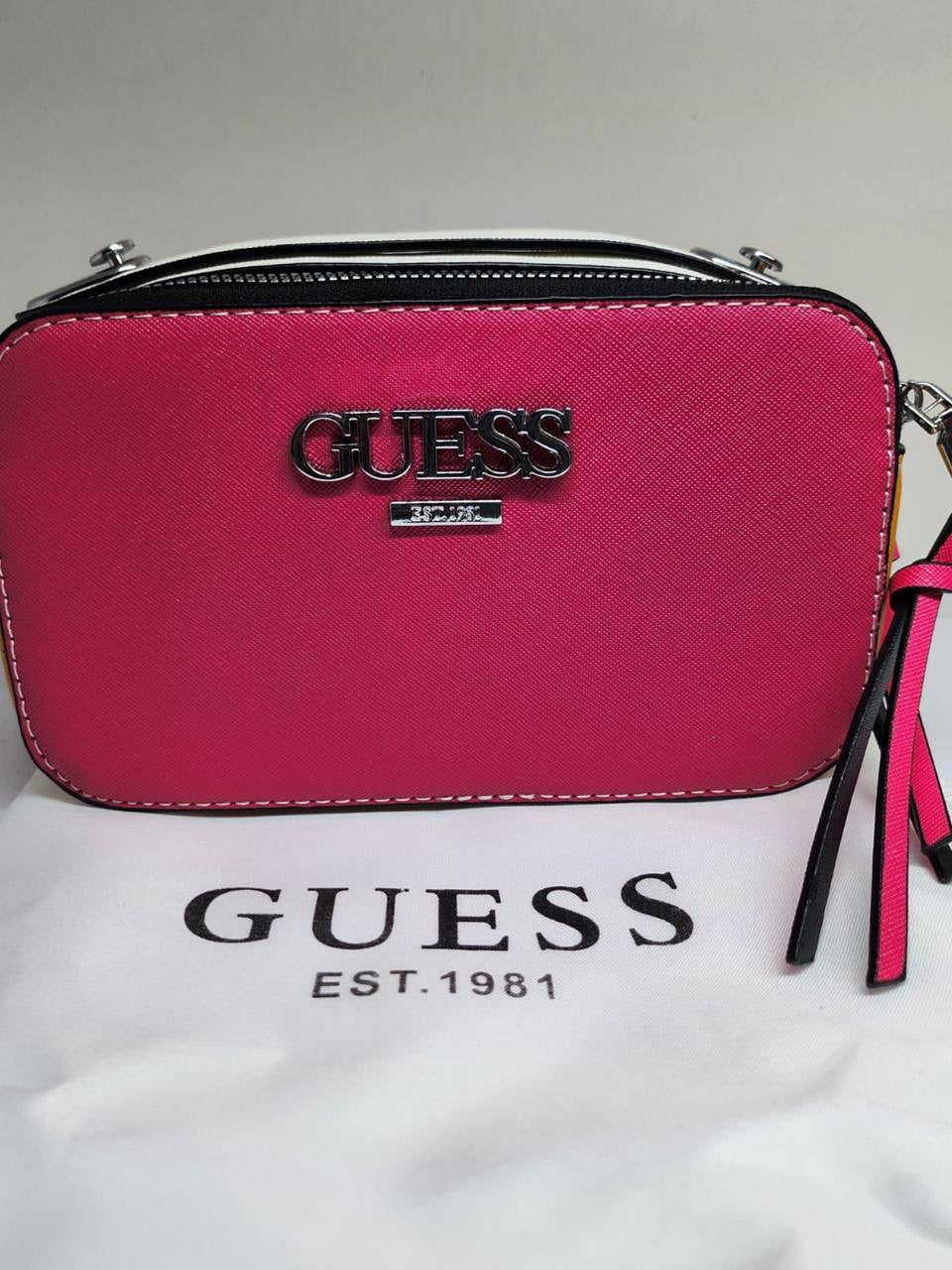 Guess 
Size : 19 * 11 * 7 cm
60 dhs🇦🇪
with box
🎁🎁🎁
Zain115
♥️♥️♥️