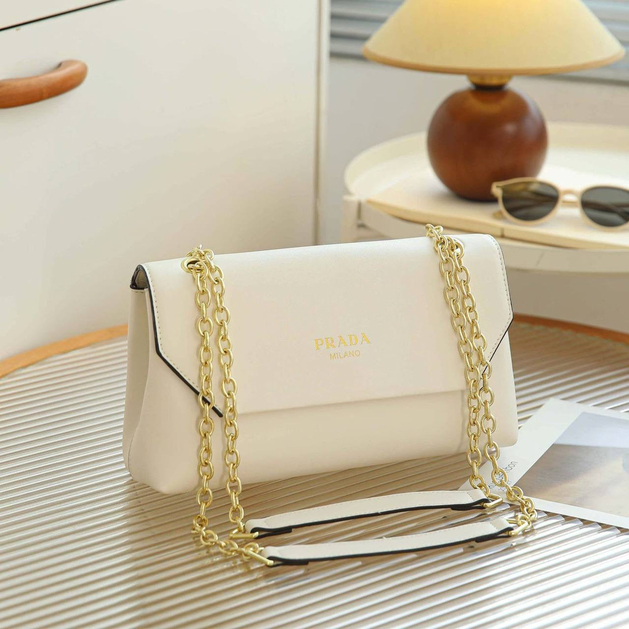 PRADA 
NEW CAME GOOD QUALITY 
WITH BOX 
🎁🎁🎁
90 dhs🇦🇪
Zain39
♥️♥️♥️
