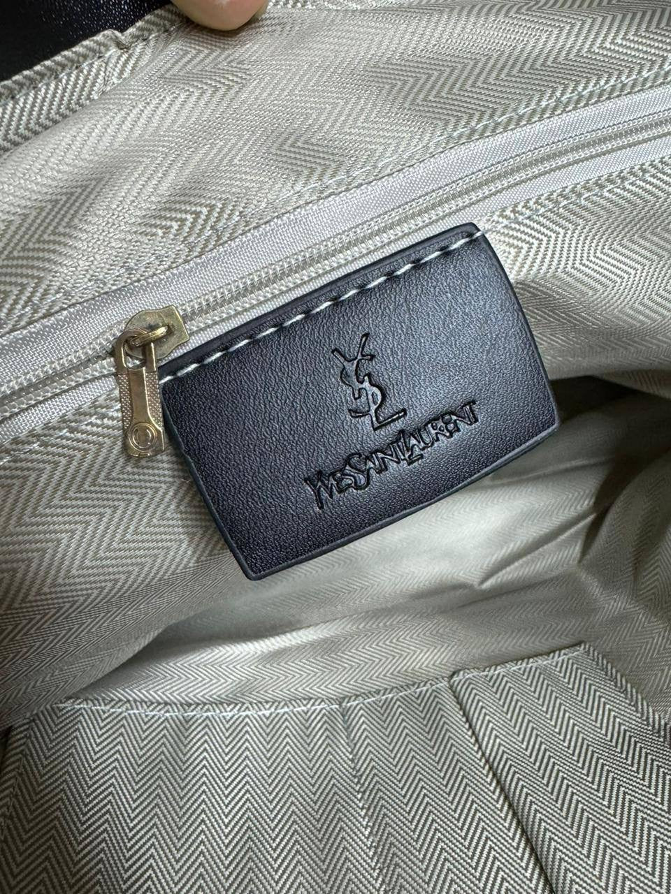 YSL ICARE
High  quality
Size :43 * 37 *10 cm
80 dhs🇦🇪
Zain27
♥️♥️♥️