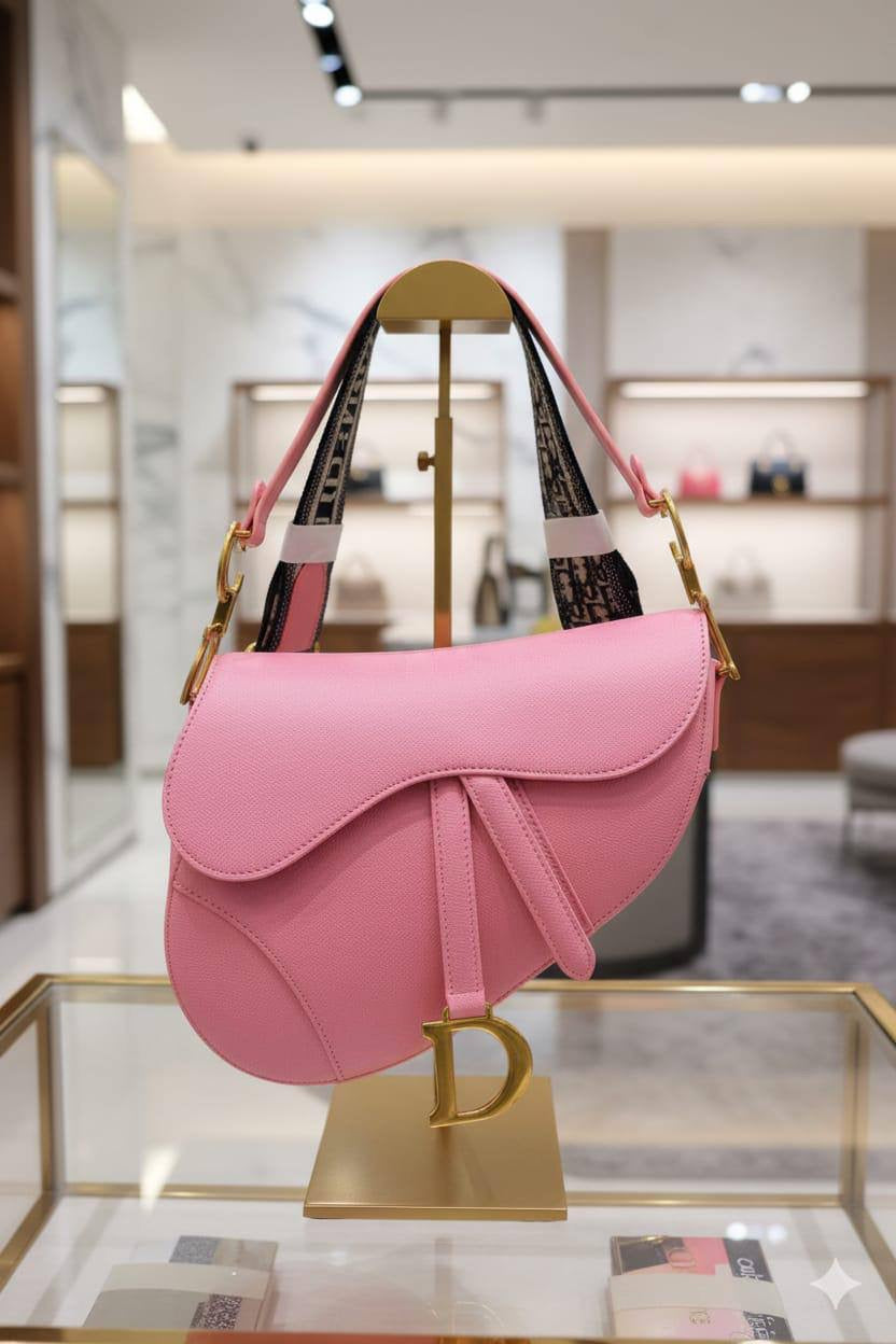 Dior
Best quality 
with box’s 
🎁🎁🎁
120 dhs🇦🇪
size 25 cm
Zain158
♥️♥️♥️