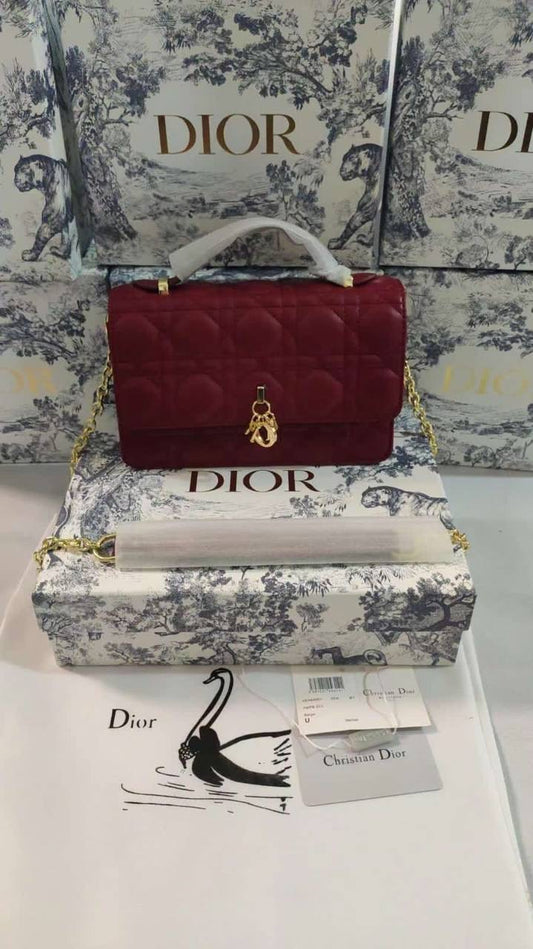 Dior
with box,
🎁🎁🎁
105 dhs🇦🇪
Size 21*9*12cm
Zain161
♥️♥️♥️
