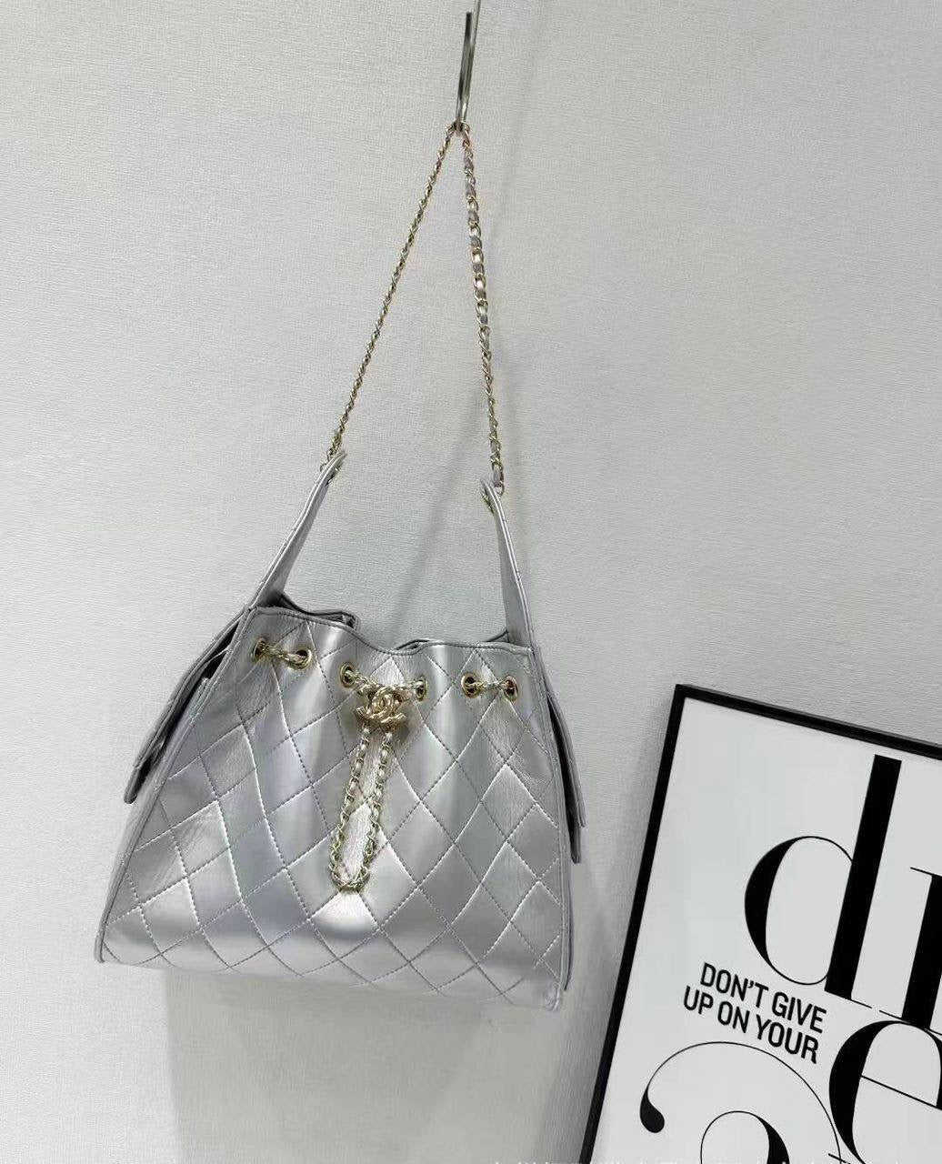 Chanel 
130 dhs🇦🇪
size 28×13×35cm
Zain42
♥️♥️♥️