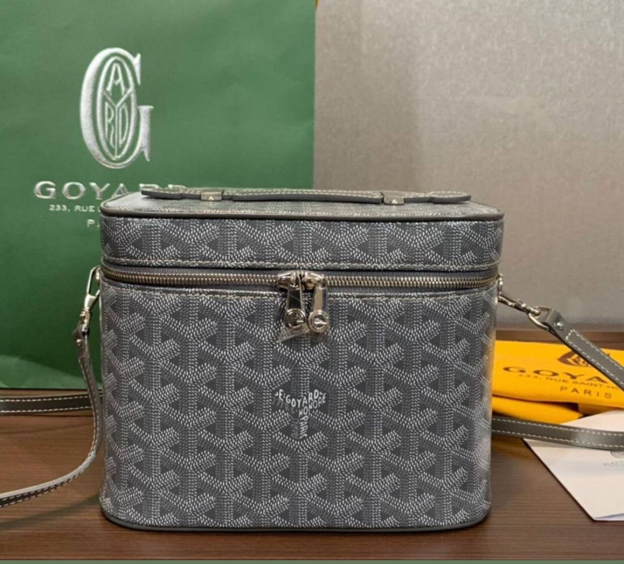 GOYARD 
Master 
20.5CM 
250 dhs🇦🇪
Zain131
♥️♥️♥️