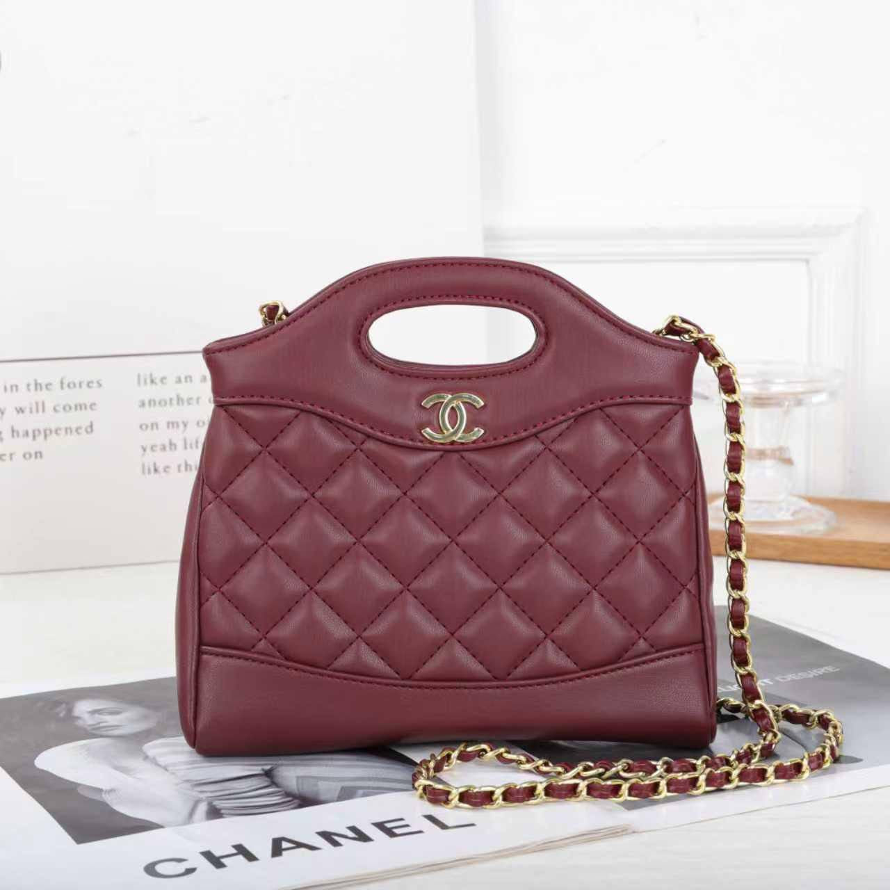 CHANEL 
NEW CAME GOOD QUALITY 
WITH BOX 
🎁🎁🎁
90 dhs🇦🇪
Zain39
♥️♥️♥️