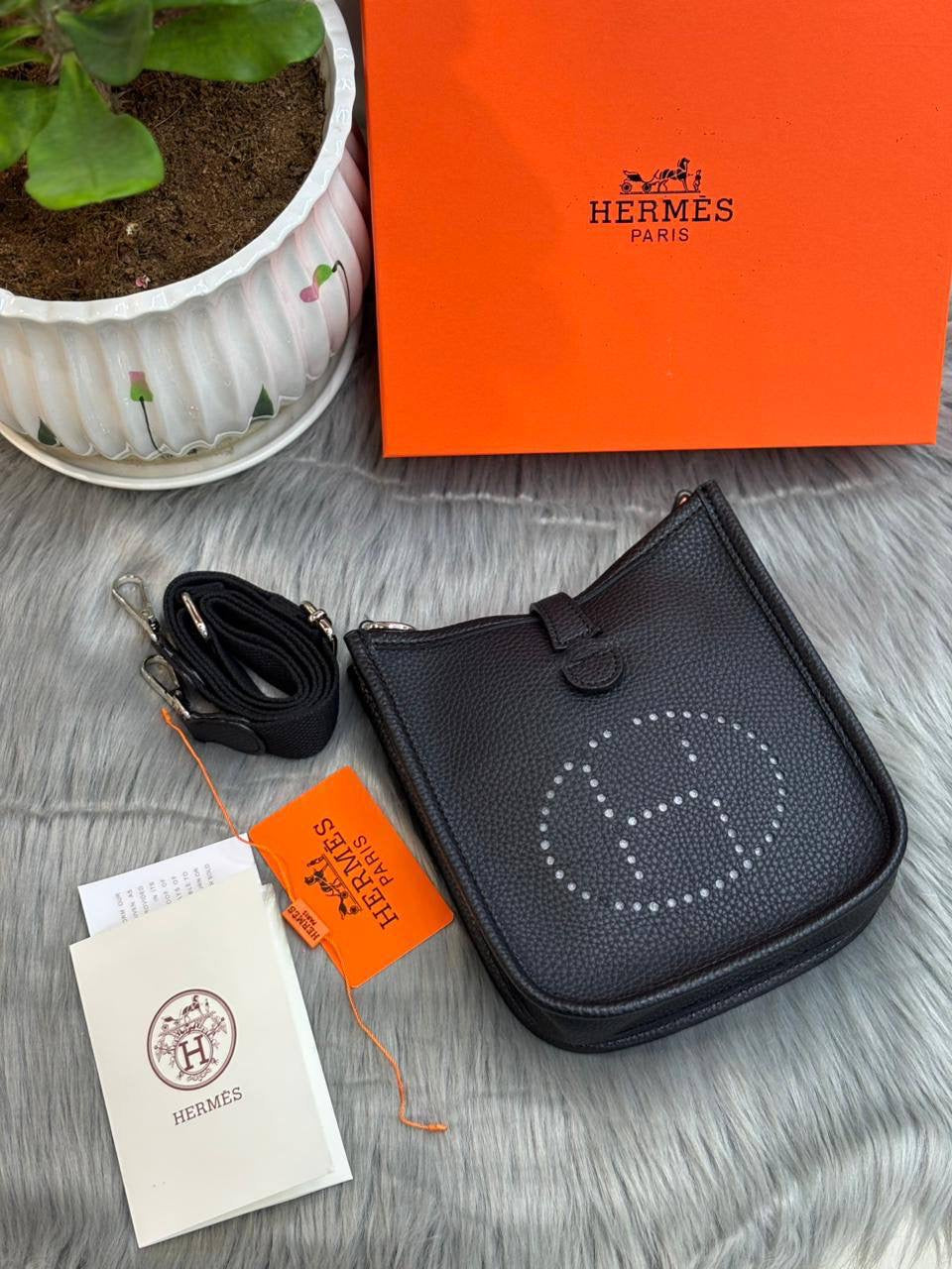 Hermes
SIZE  ………   18 CM 
90 dhs🇦🇪
with BOX
🎁🎁🎁
Zain244
♥️♥️♥️
