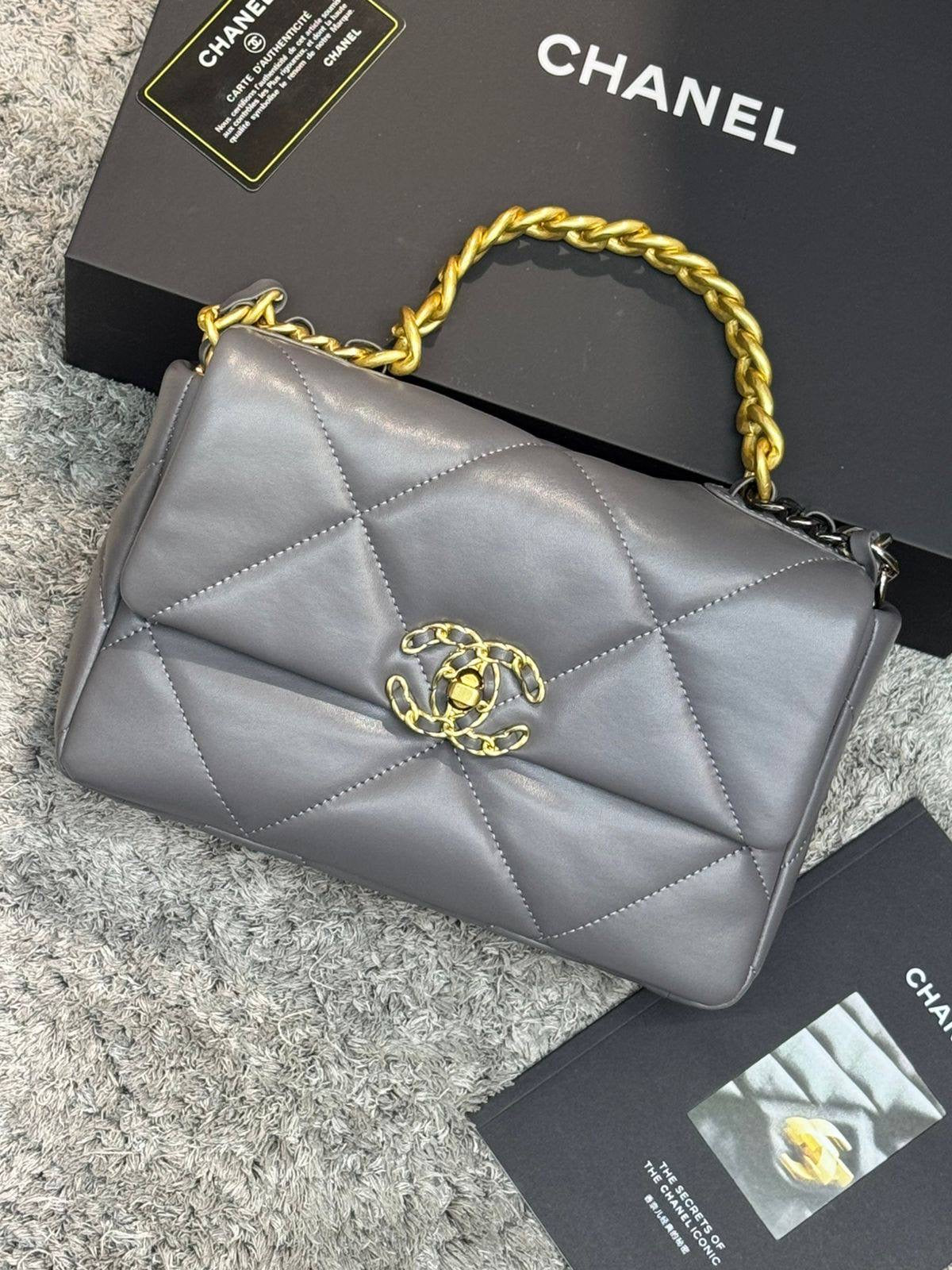 Chanel 
         26 Cm
250 dhs🇦🇪
Zain131
♥️♥️♥️