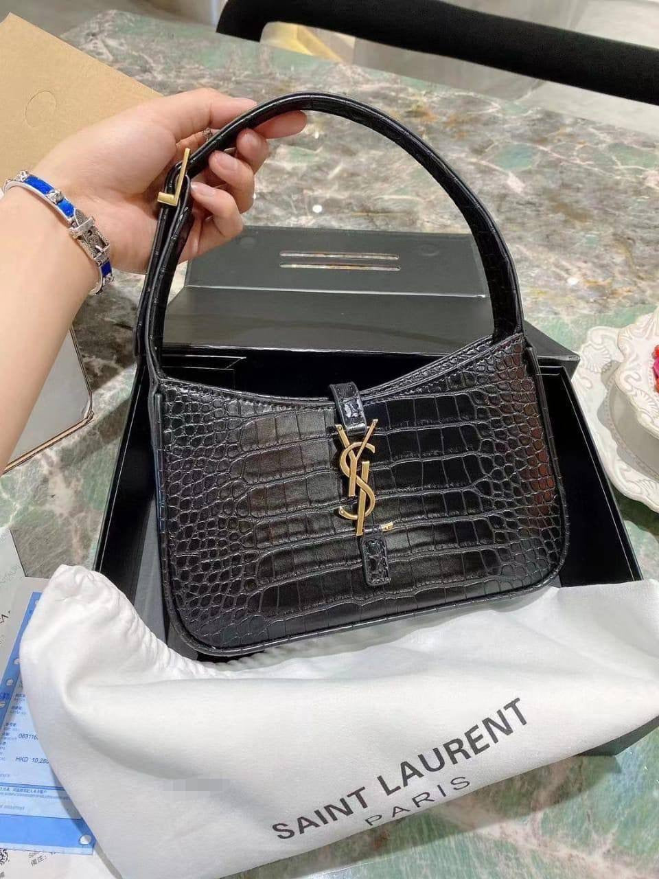 🎉 Offer 🎊  YSL hobo
Size :  24 * 13 cm
70 dhs🇦🇪
with box🎁
Zain115
♥️♥️♥️