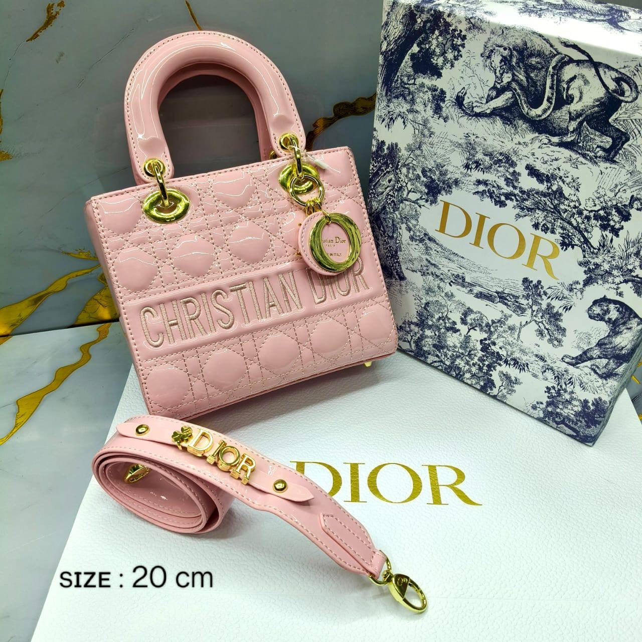Dior
ɢʟᴏssʏ ᴍᴀᴛᴇʀɪᴀʟ ᴛʏᴘᴇ
ᴇᴍʙʀᴏɪᴅᴇᴅ LOGO 
sɪᴢᴇ : 20 cm
ᴡɪᴛʜ BOX
🎁🎁🎁
105 dhs🇦🇪
Zain31
♥️♥️♥️