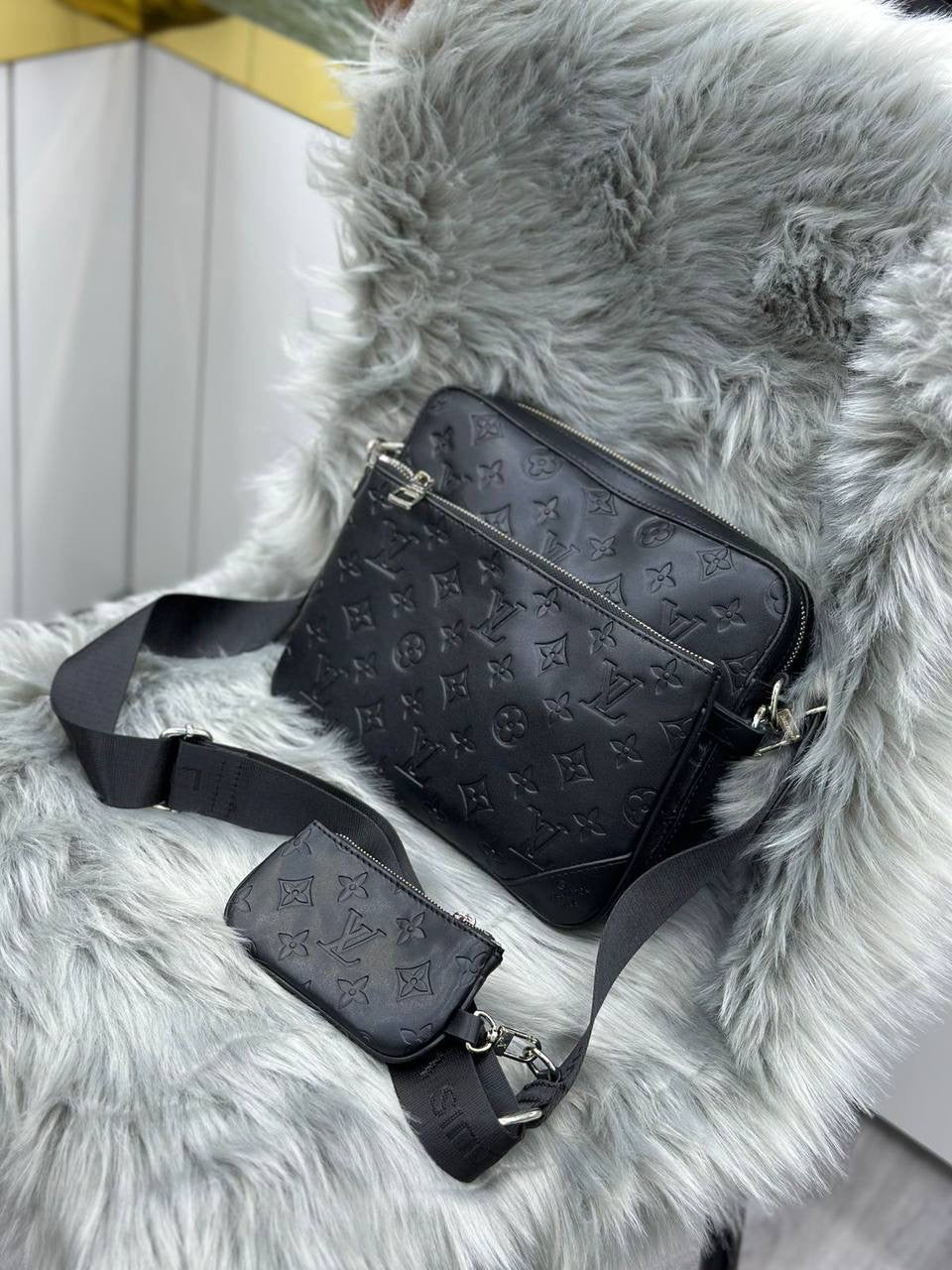 LV  
SIZE  ……… 25CM
110 dhs🇦🇪
With BOX
🎁🎁🎁
Zain244
♥️♥️♥️