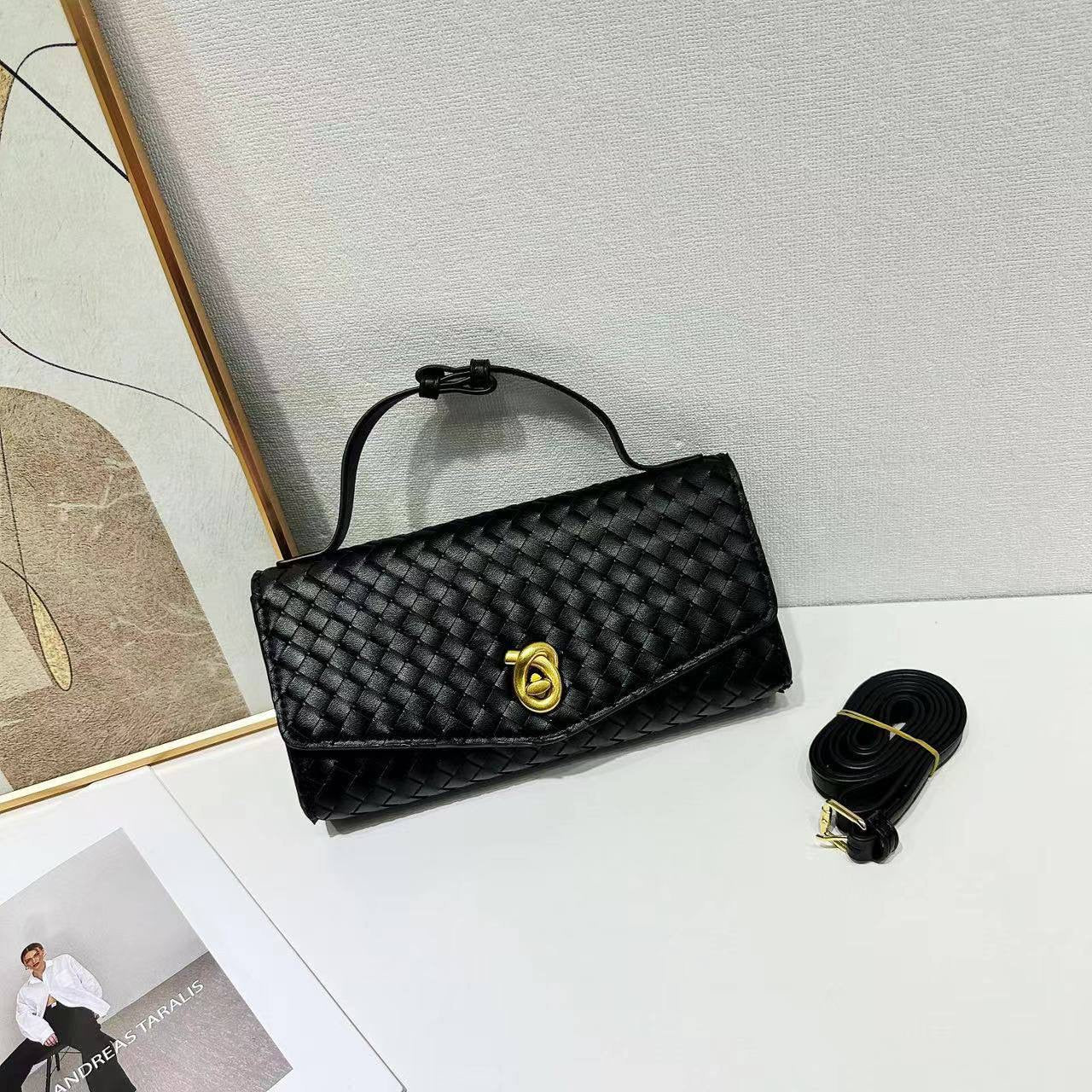 Bottega
WITH BOX 
🎁🎁🎁
95 dhs🇦🇪
Zain154
♥️♥️♥️