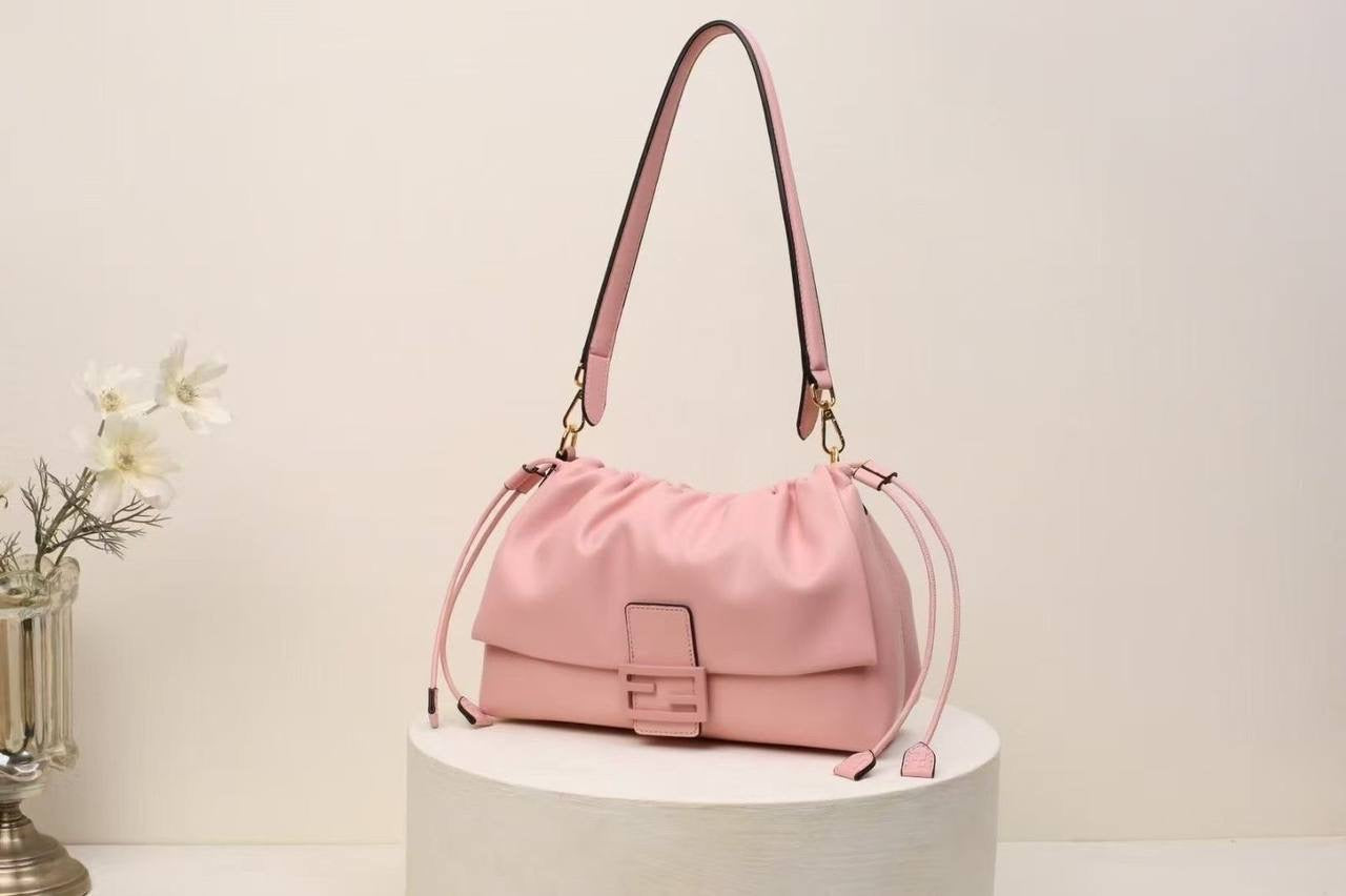 FENDI
28*11*18cm 
with box
🎁🎁🎁
105 dhs🇦🇪
Zain44
♥️♥️♥️