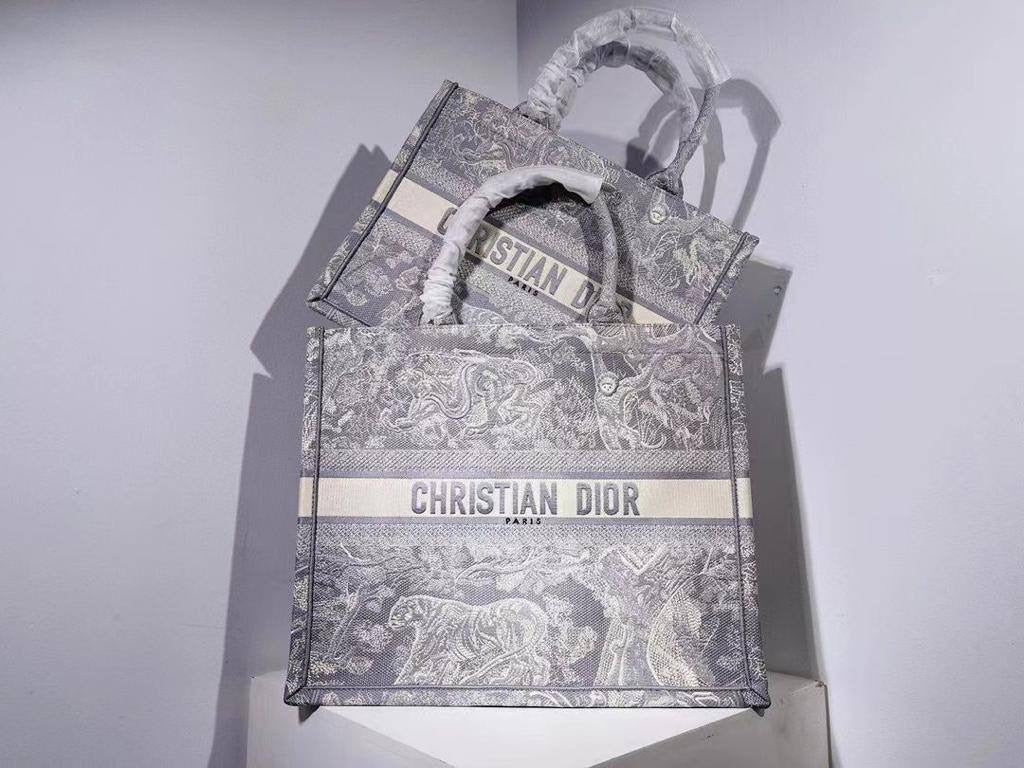 DIOR TOTE BAG 
Master 
#36cm
320 dhs🇦🇪
#42cm 
340 dhs🇦🇪
Zain228
♥️♥️♥️