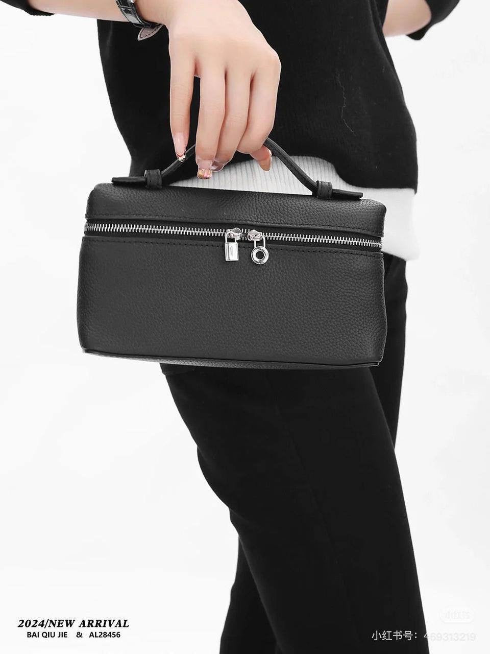 🎉 Offer 🎊  Loro Piana
High Quality 
Size : 19 *  12.5 * 7 cm
70 dhs🇦🇪
Zain115
♥️♥️♥️