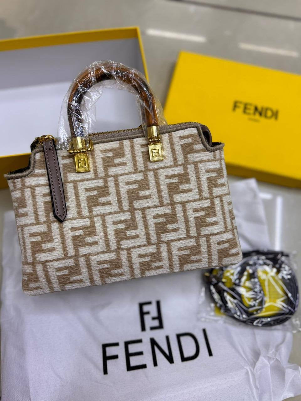🎉 Offer 🎊  Fendi Bossdun
Size: 20 * 13 cm
70 dhs🇦🇪
with box 🎁
Zain115
♥️♥️♥️