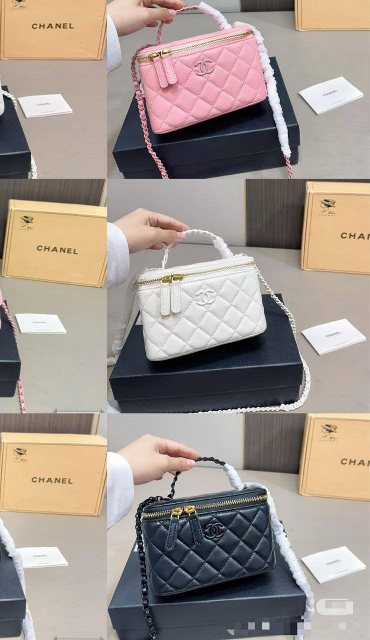Chanel 24B
Size: 17 * 10 * 8 cm
95 dhs🇦🇪
with box🎁
Zain115
 ♥️♥️♥️