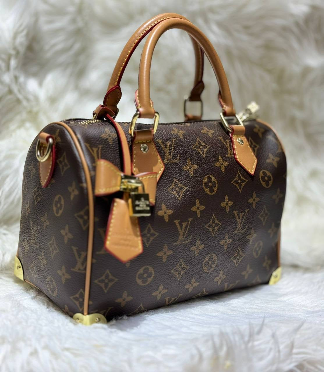 LV
good quality, 
comes 
with box, 
🎁🎁🎁
size 26 * 22 cm 
100 dhs🇦🇪
Zain12
♥️♥️♥️
