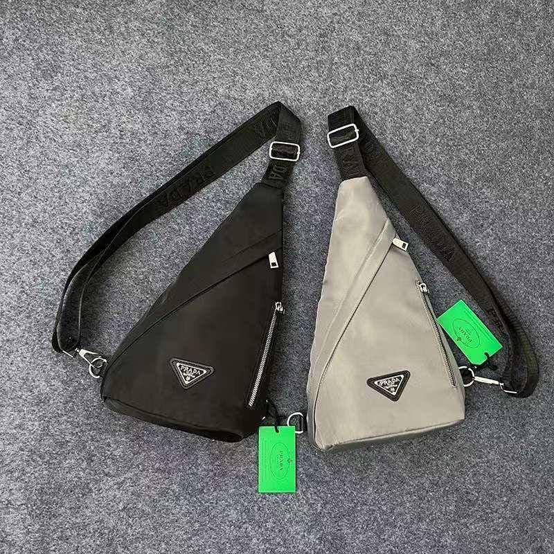 Prada
36*22* 7 cm
50 dhs🇦🇪
Zain17
♥️♥️♥️