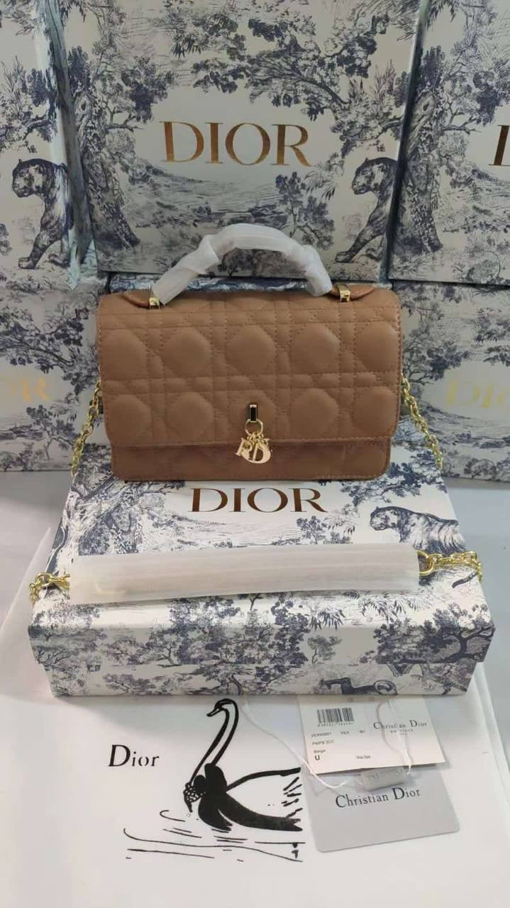 Dior 
with box, 
🎁🎁🎁
105 dhs🇦🇪
Size 21*9*12cm
Zain161
♥️♥️♥️