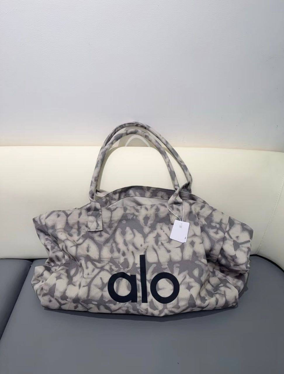 ALO
70 dhs🇦🇪
size 68×16×36cm
Zain42
♥️♥️♥️
