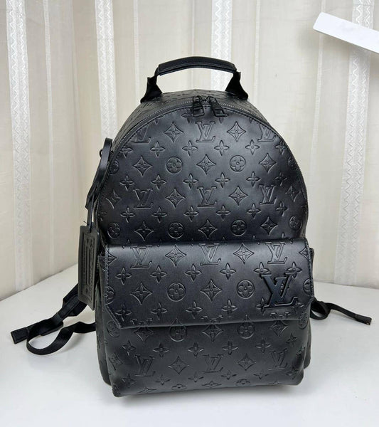 LV BACK PACK 
GOOD QUALITY 
120 dhs🇦🇪
Size 41*30*15 CM
Zain28
♥️♥️♥️