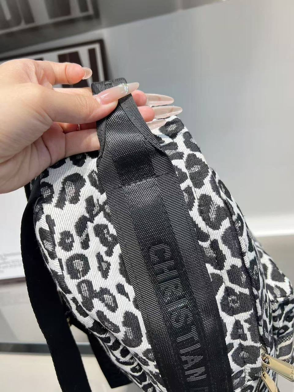 CHRISTIAN DIOR ✦ FENDI
ᴄʟᴀssɪᴄ ᴘʀɪɴᴛ ʟᴏɢᴏ
BAGPACK / KNAPSACK
sɪᴢᴇ: 30 cm
75 dhs🇦🇪
Zain31
♥️♥️♥️