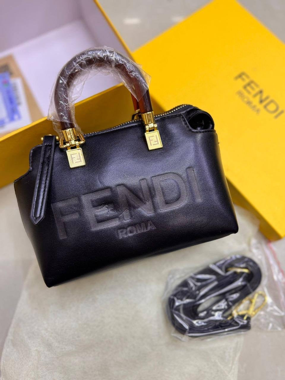 🎉 Offer 🎊  Fendi Bossdun
Size: 20 * 13 cm
70 dhs🇦🇪
with box 🎁
Zain115
♥️♥️♥️