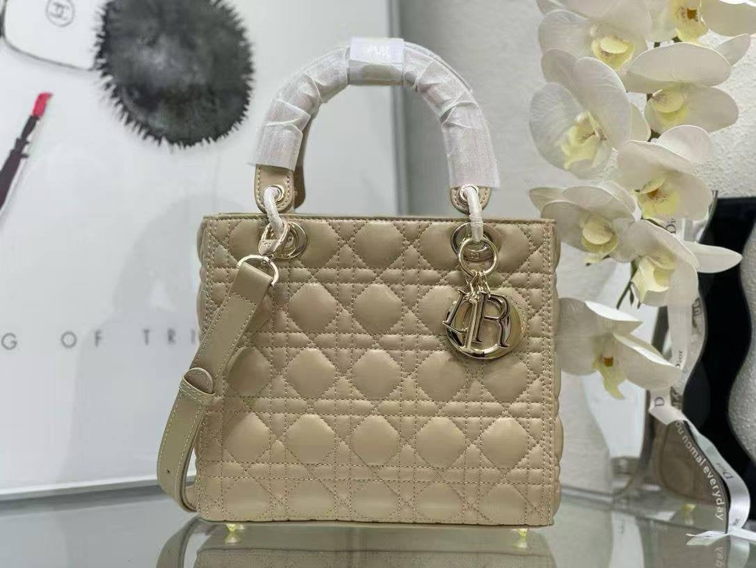 Lady Dior Master 
330 dhs🇦🇪
#With box
🎁🎁🎁
#24cm
Zain228
♥️♥️♥️