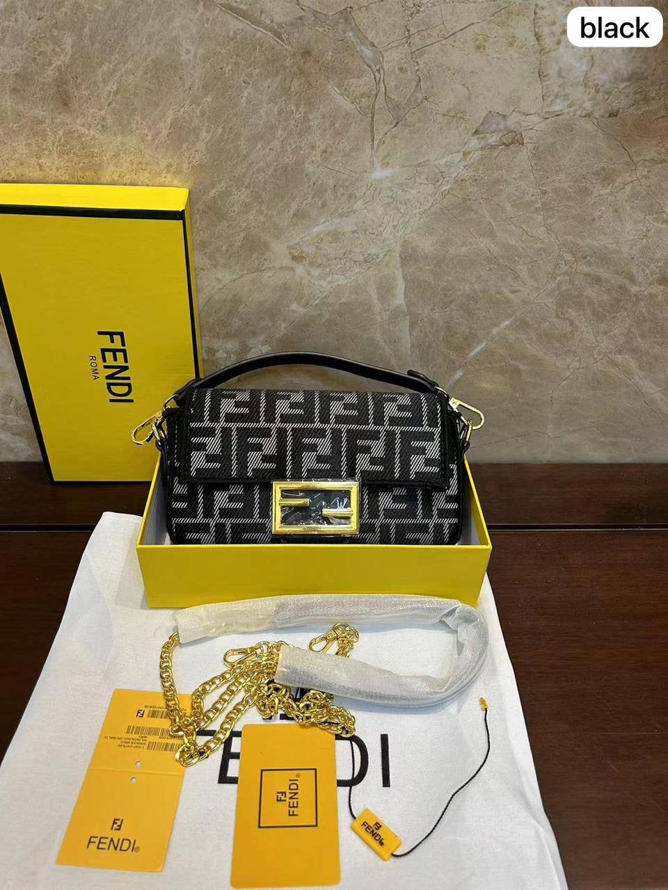 Fendi Small baguette
Size : 18 * 10 cm
95 dhs🇦🇪
with box🎁
Zain115
♥️♥️♥️