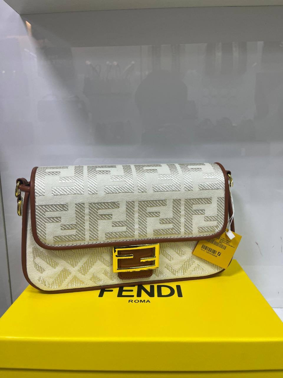 Fendi
Best quality 
with box’s 
🎁🎁🎁
110 dhs🇦🇪
size 26 cm
Zain158
♥️♥️♥️