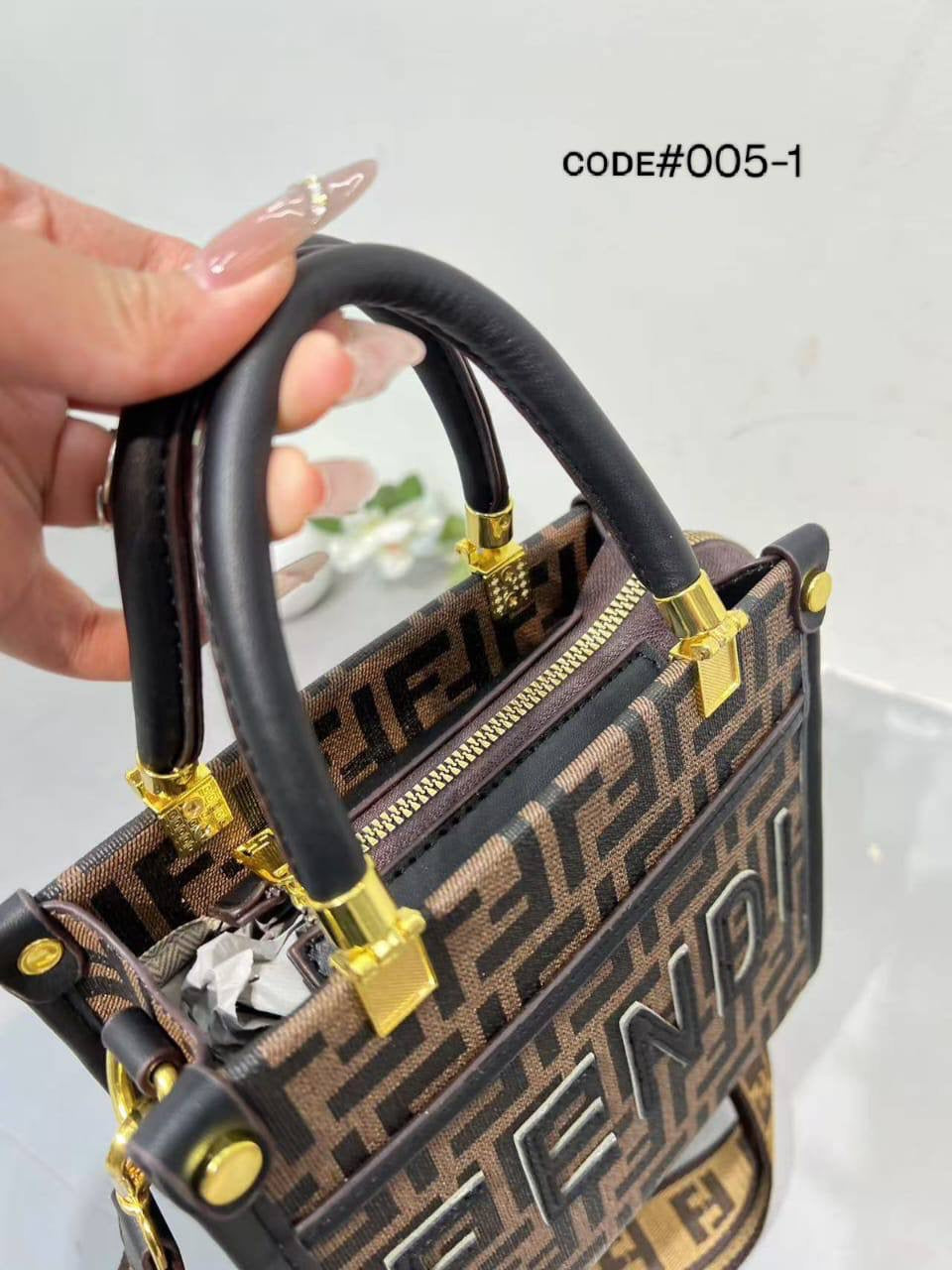 Fendi ᴍɪɴɪ sᴜɴsʜɪɴᴇ
ᴛᴏᴘ ʜᴀɴᴅʙᴀɢ / ᴄʀᴏssʙᴀɢ
ᴡɪᴛɢ ʟᴏɴɢ sᴛʀᴀᴘ
sɪᴢᴇ: 19 x 7 x 19 cm
70 dhs🇦🇪
Zain31
♥️♥️♥️